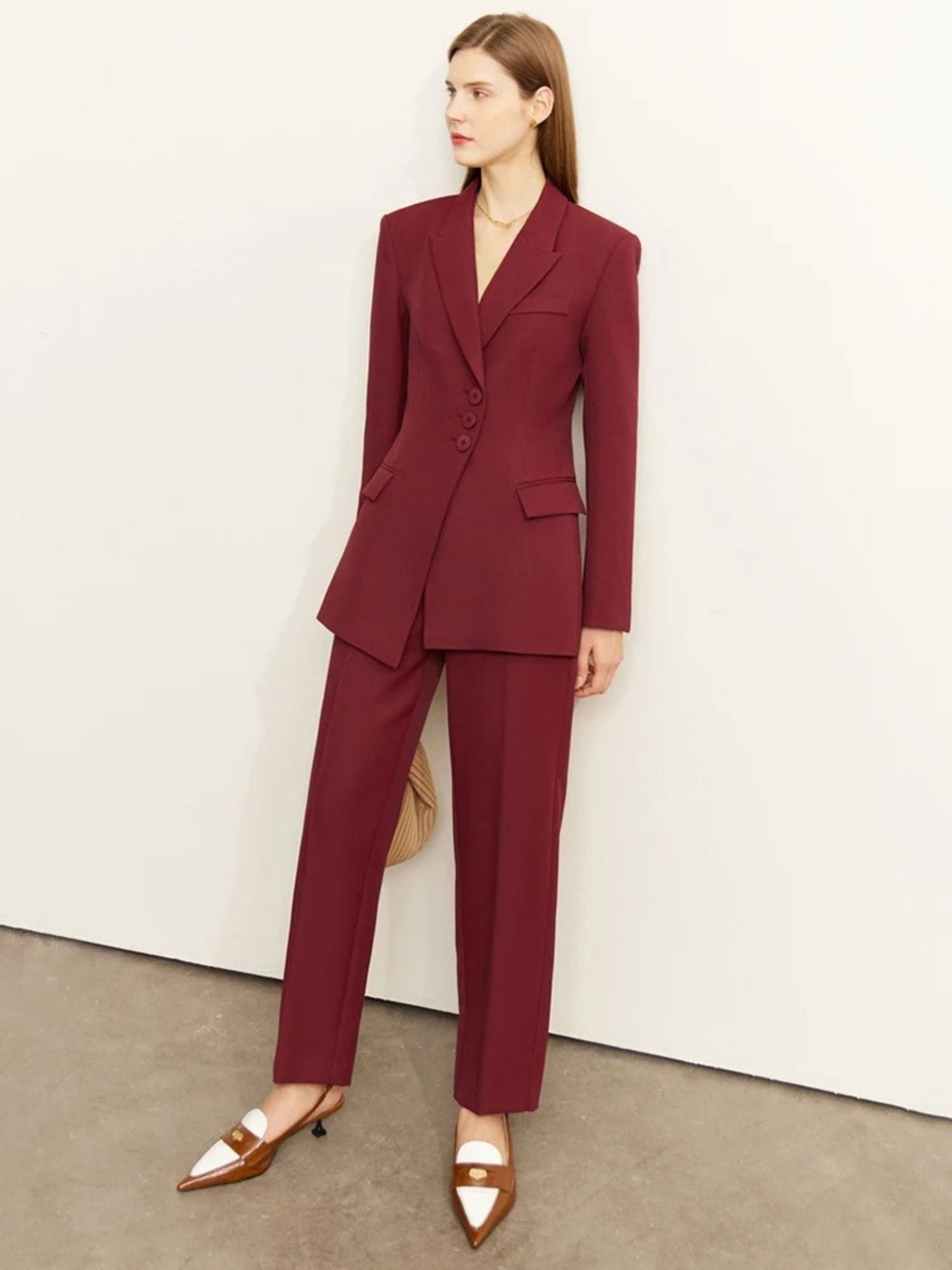 Dunkelroter Damen-Hosenanzug, Modell seitlich mit Blazer.