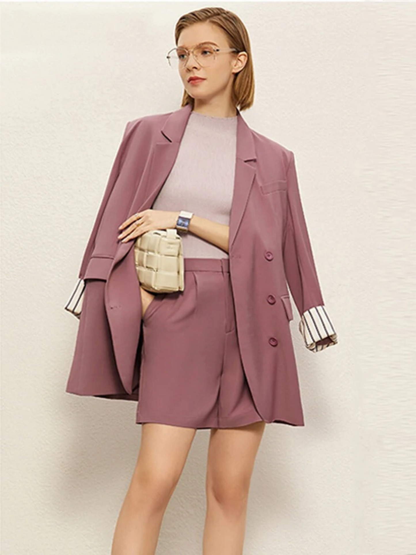 Lila Damen-Blazer mit Shorts, Modell mit Blazer über der Schulter.