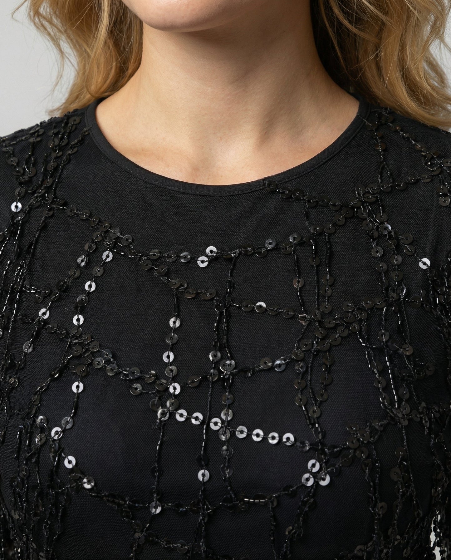 Elegantes Damenkleid mit Fransen und Pailletten
