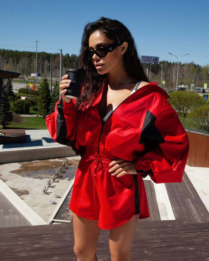 Damen Sportliches Kurzarm-Set mit Jacke und Shorts