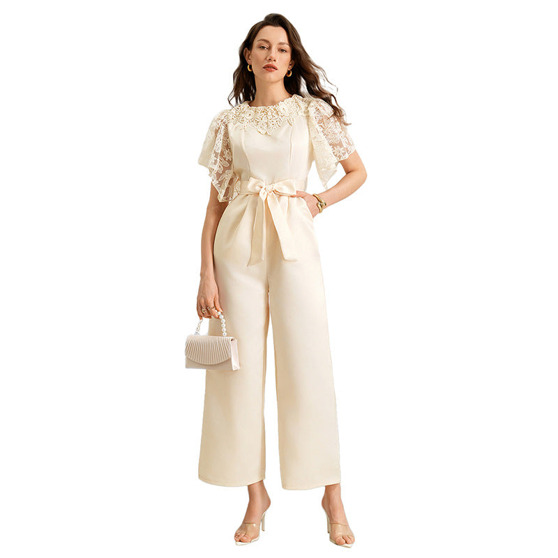 Damen Jumpsuit Spitzeneinsatz Bindegürtel Eveloria