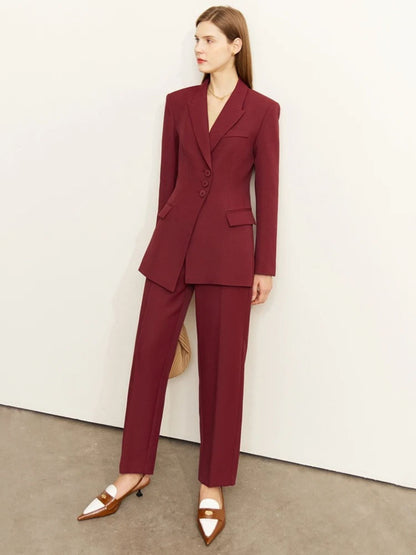Dunkelroter Damen-Hosenanzug, Modell seitlich mit Blazer.