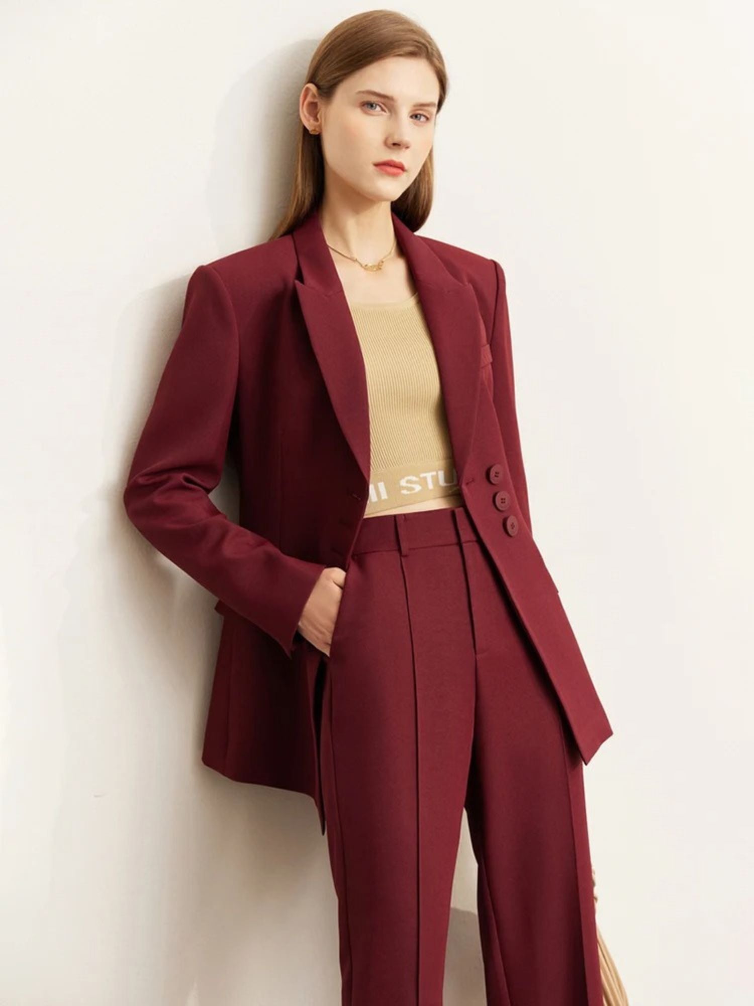 Dunkelroter Damen-Hosenanzug mit Top, Modell frontal.