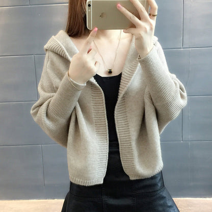 Damen Strickjacke mit Kapuze und weitem Schnitt