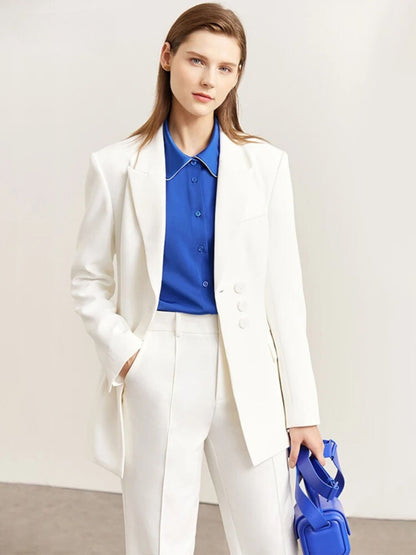Weißer Damen-Blazer mit blauer Bluse, Modell frontal mit Tasche.