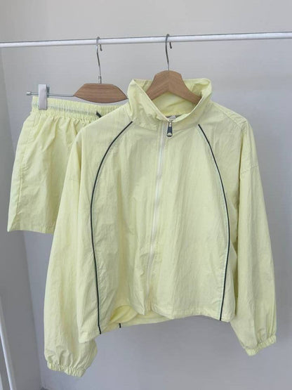 Damen Sportset Windbreaker-Oberteil und Shorts Eveloria