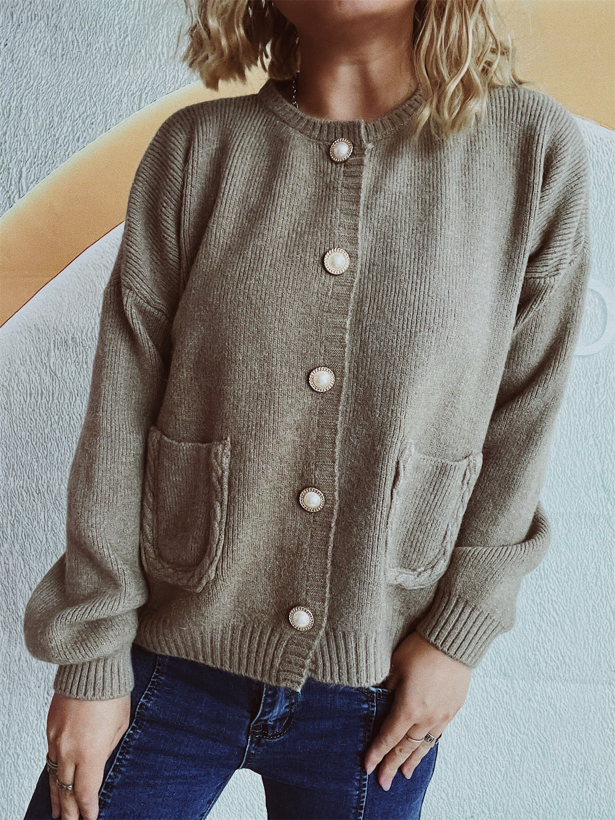 Damen Strickjacke mit Perlenknöpfen und Taschen Eveloria