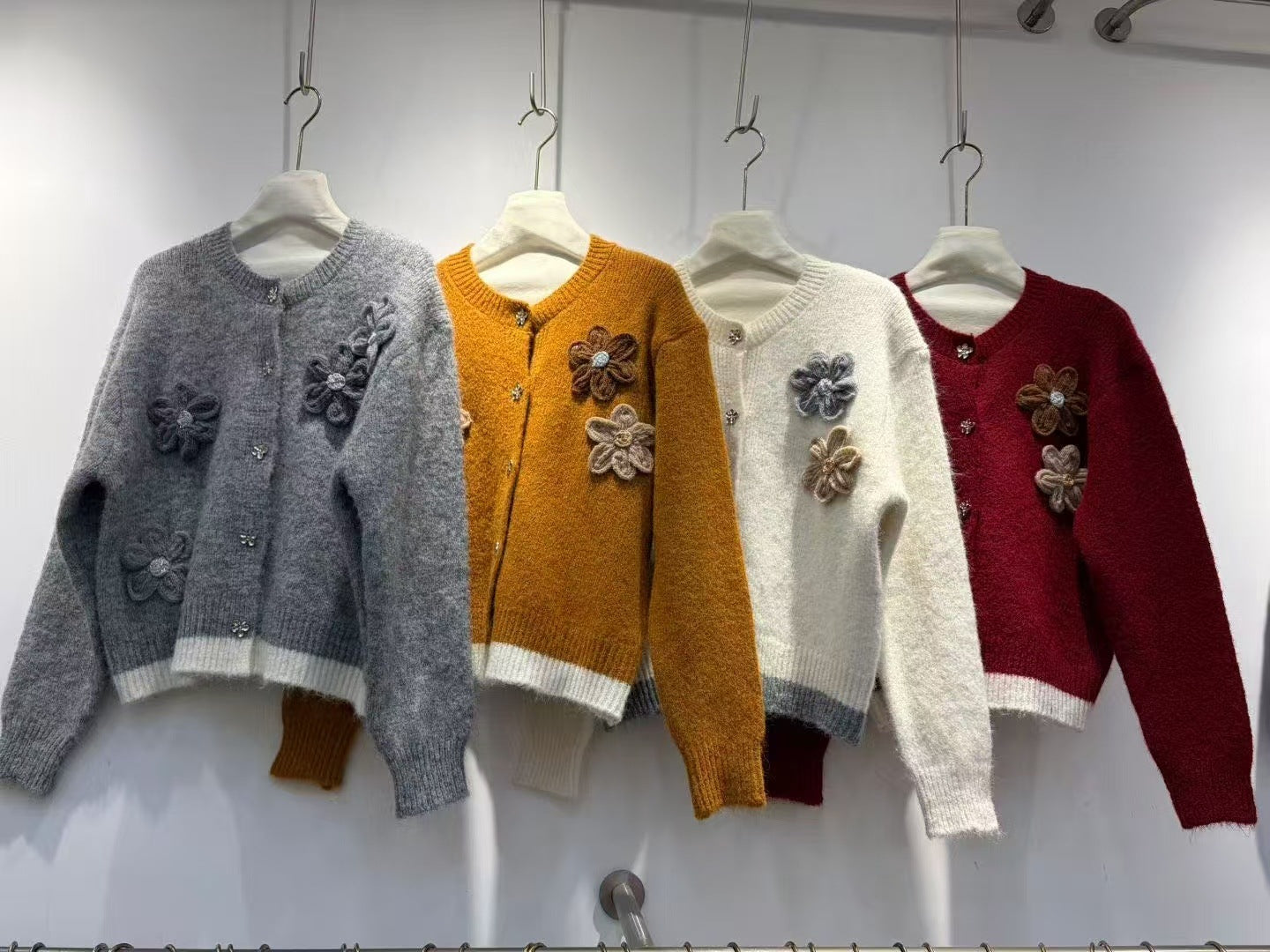 Damen Strickjacke mit Blumenapplikationen Kuschelig
