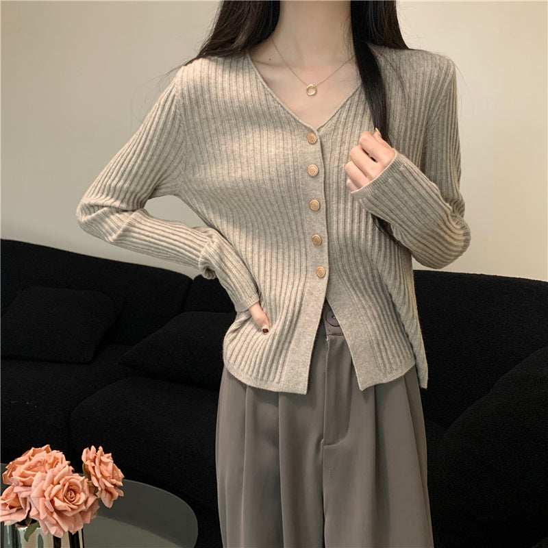 Damen Strickjacke V-Ausschnitt Dekorative Knöpfe Eveloria - Eveloria