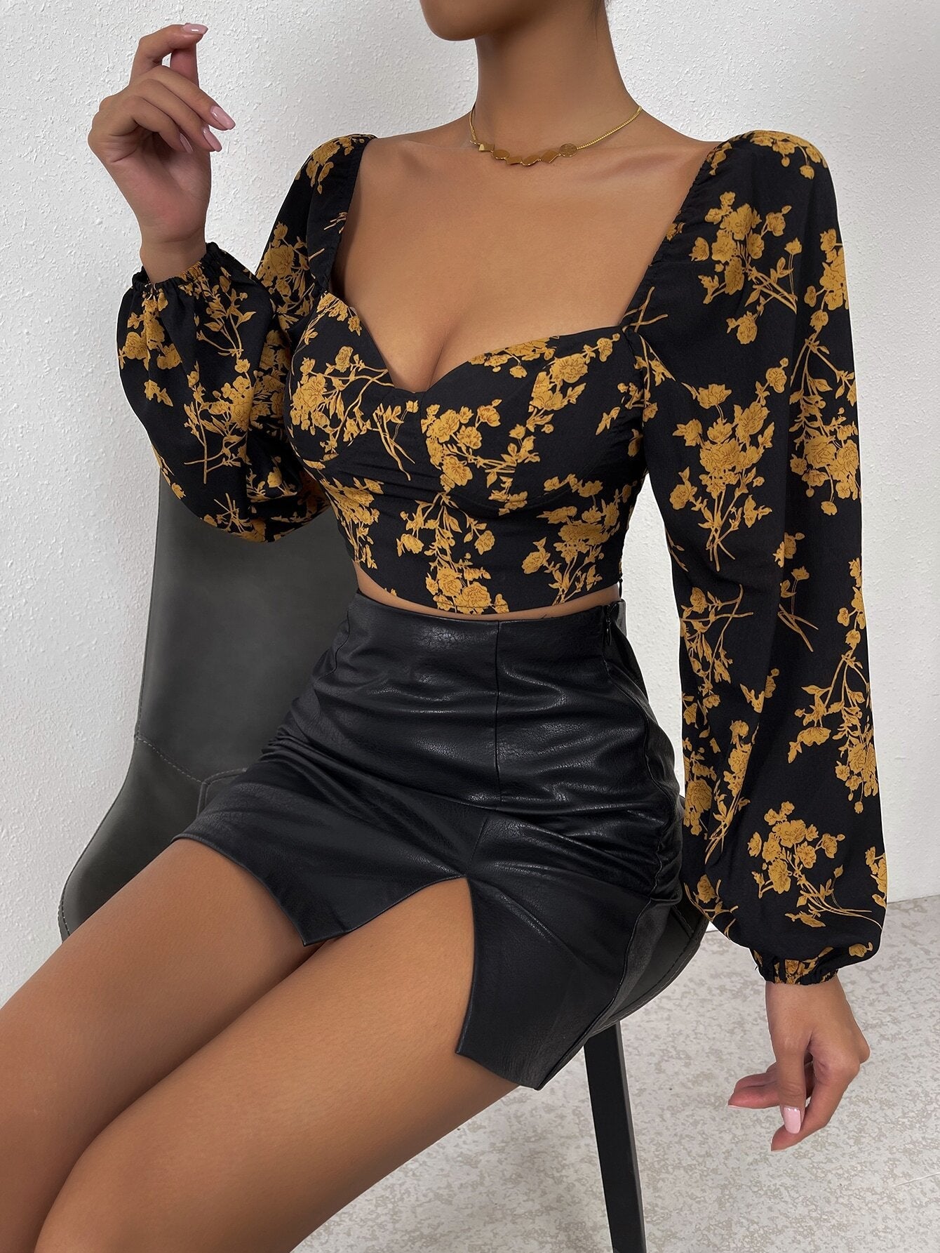 Damen mit floralem Muster und Puffärmel
