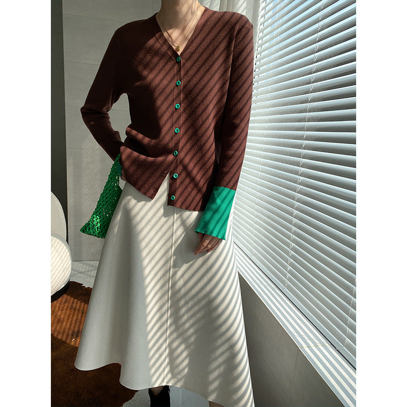 Damen Strickjacke mit Kontrastärmeln und Knöpfen
