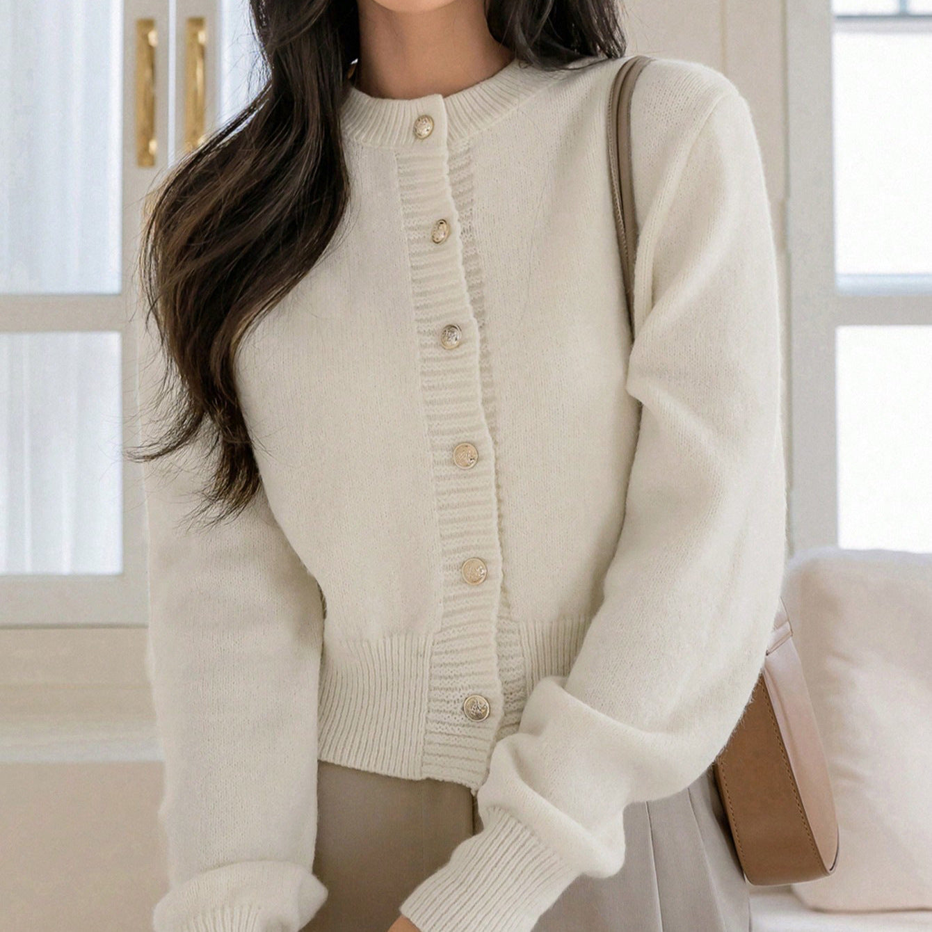 Damen Strickjacke Kuschelig V-Ausschnitt Goldene Knöpfe Beige - Eveloria