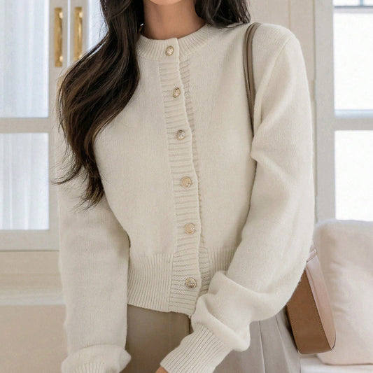 Damen Strickjacke Kuschelig V-Ausschnitt Goldene Knöpfe Beige - Eveloria