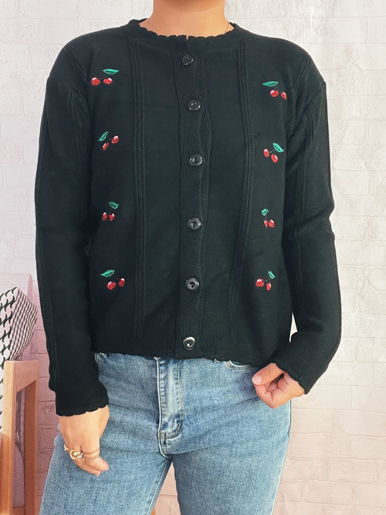 Damen Strickjacke Kirschenmotiv Rüschenkragen