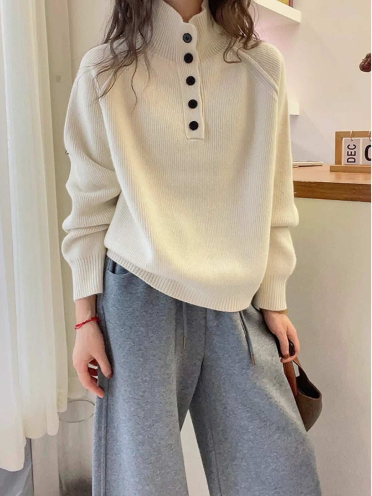 Damen Grobstrickpullover Hochkragen Dekorative Knöpfe Eveloria