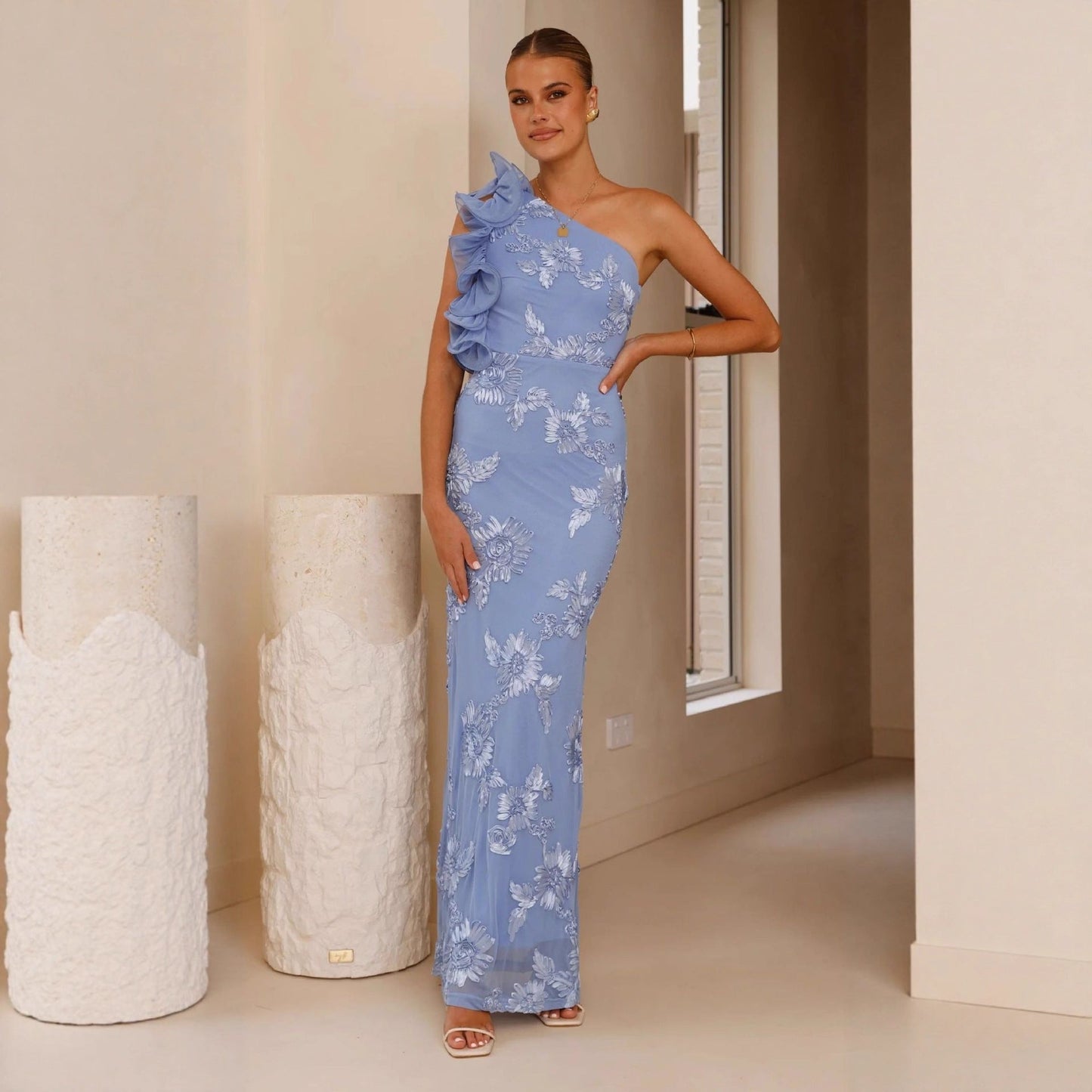 Damen Abendkleid Asymmetrischer Träger Florale Applikationen Eveloria