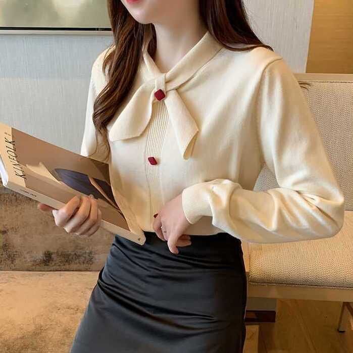 Damen Bluse mit Schleifenkragen und Knopfdetails