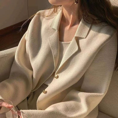 Damen Bouclé-Jacke mit goldenen Knöpfen Eveloria - Eveloria