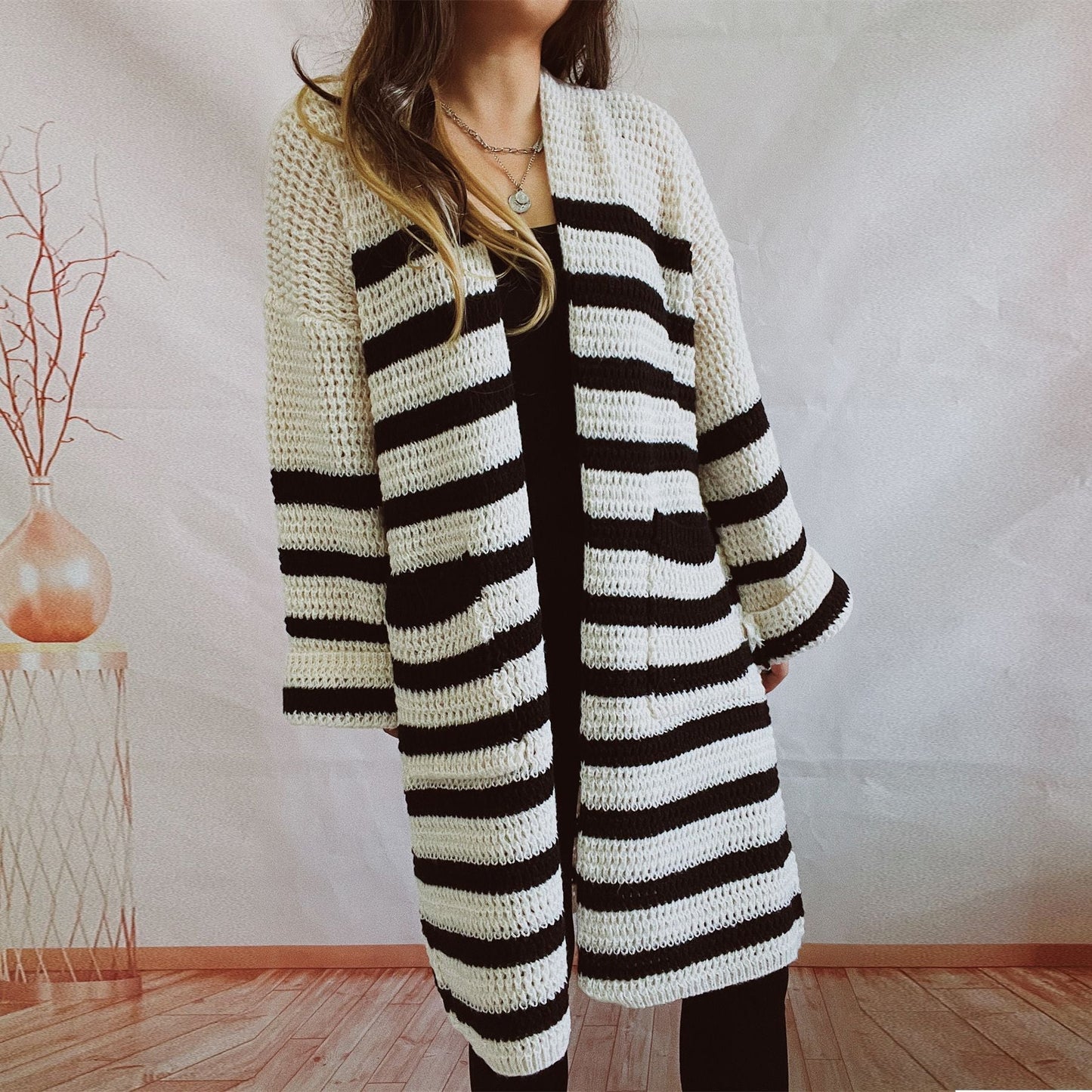 Damen Strickjacke mit Streifenmuster und weiten Ärmeln - Eveloria