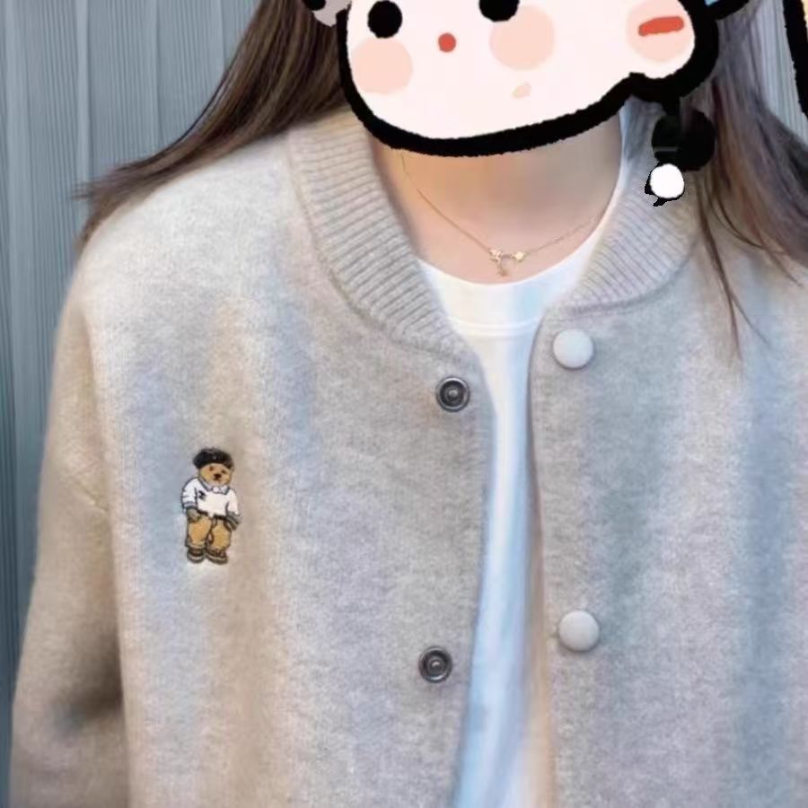 Damen Strickjacke mit Knöpfen und Bärenstickerei Beige - Eveloria