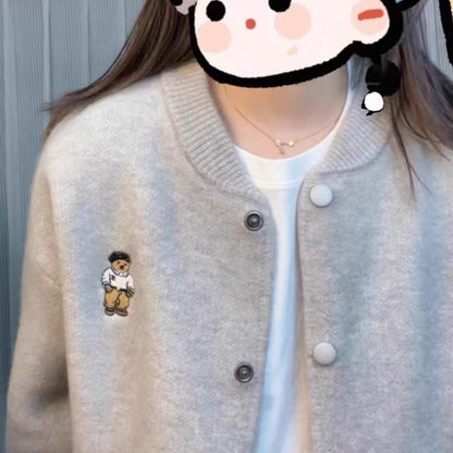 Damen Strickjacke mit Knöpfen und Bärenstickerei Beige - Eveloria