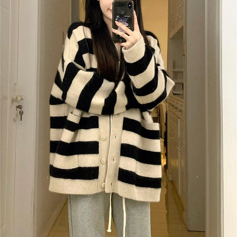 Damen Oversized Strickjacke Streifenmuster Praktische Taschen Beige