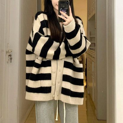 Damen Oversized Strickjacke Streifenmuster Praktische Taschen Beige