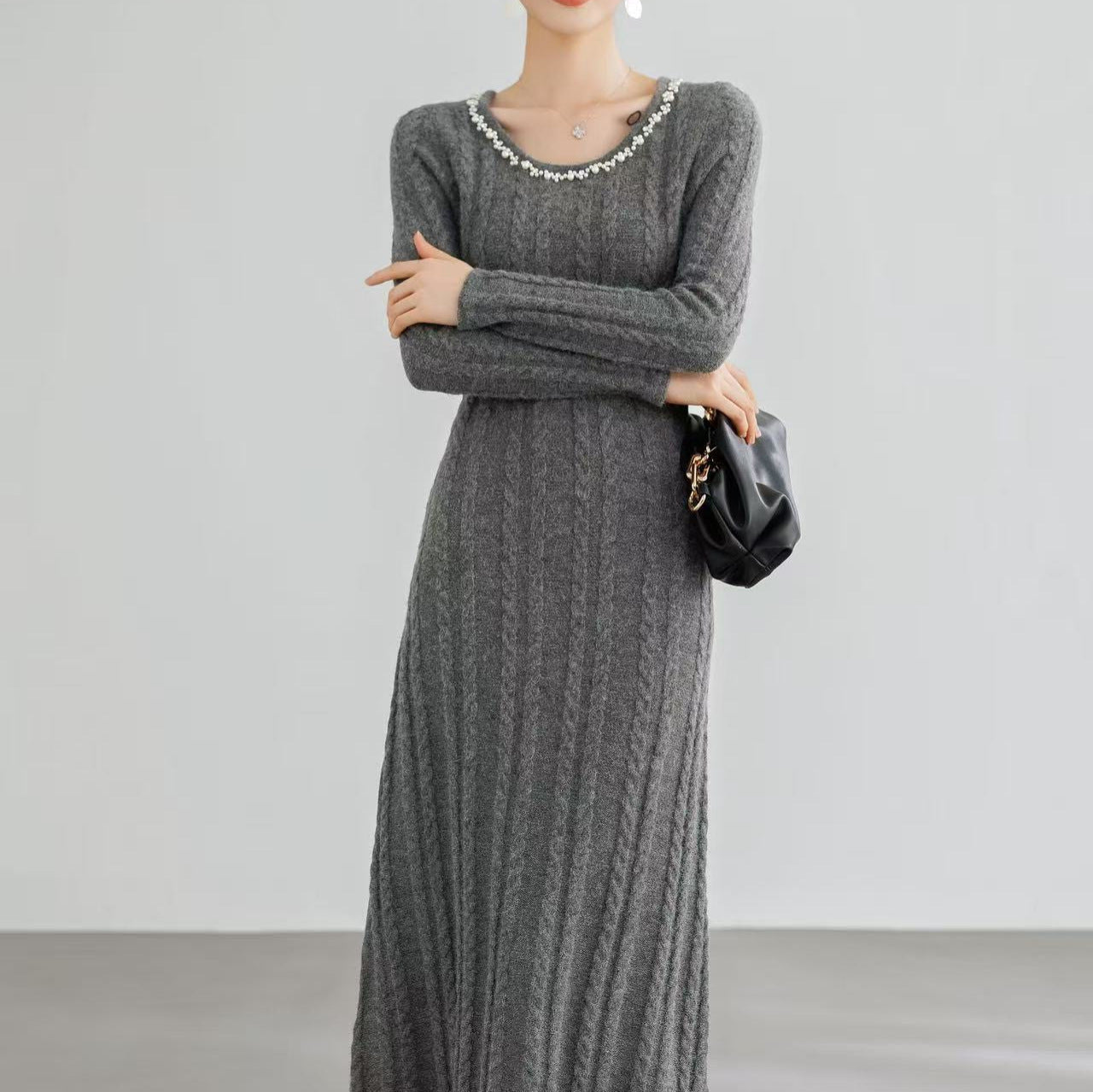 Damen Strickkleid mit Zopfmuster und Dekor Schwarz Eveloria - Eveloria