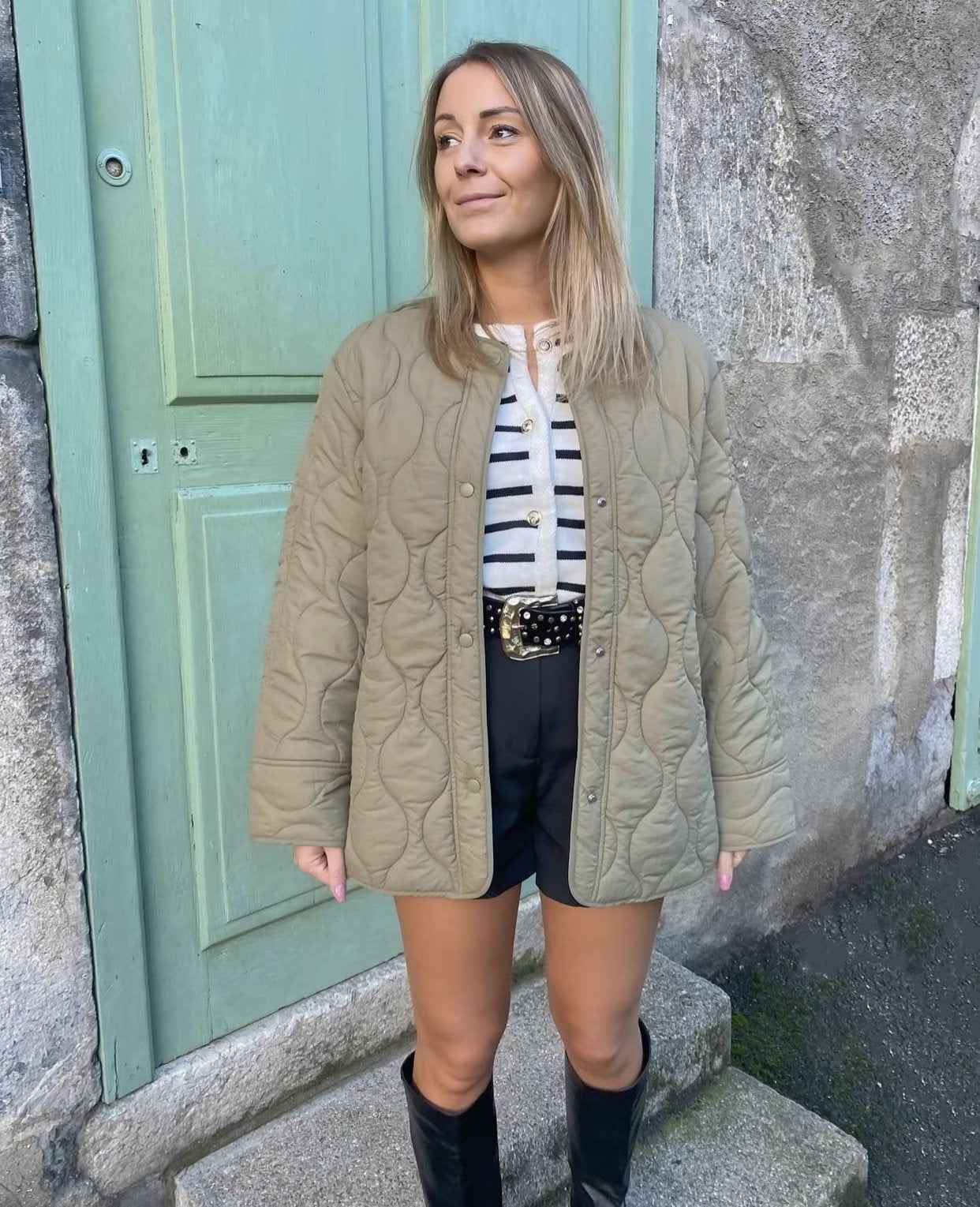 Eleri Damen Leichte Steppjacke Knöpfe Lockere Passform Zeitloses