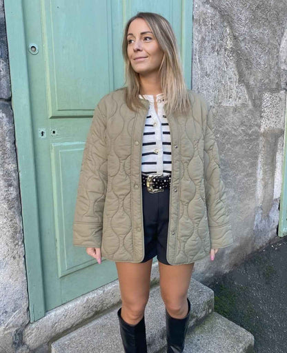 Eleri Damen Leichte Steppjacke Knöpfe Lockere Passform Zeitloses