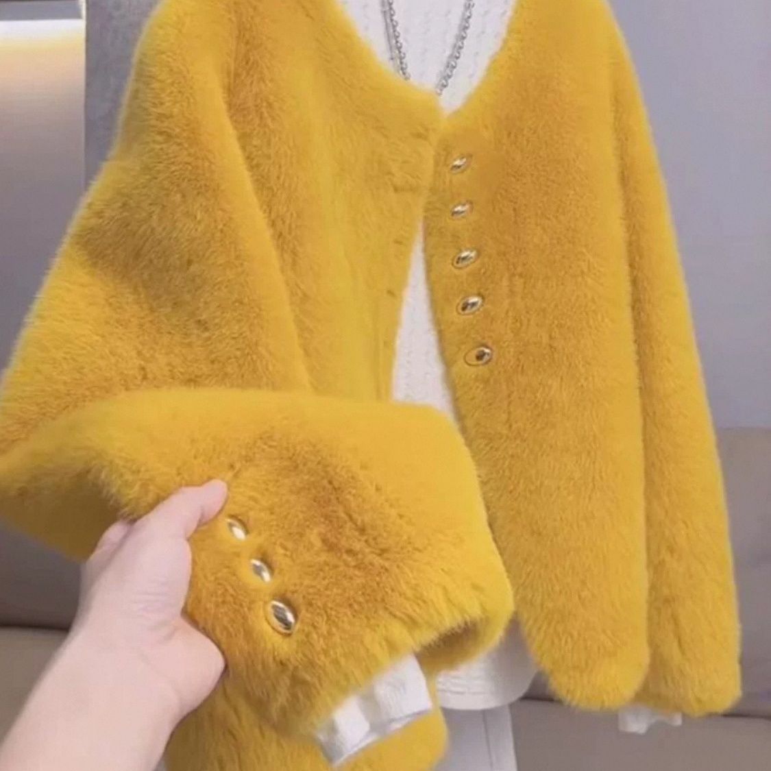 Damen Weiche Jacke mit goldenen Knöpfen