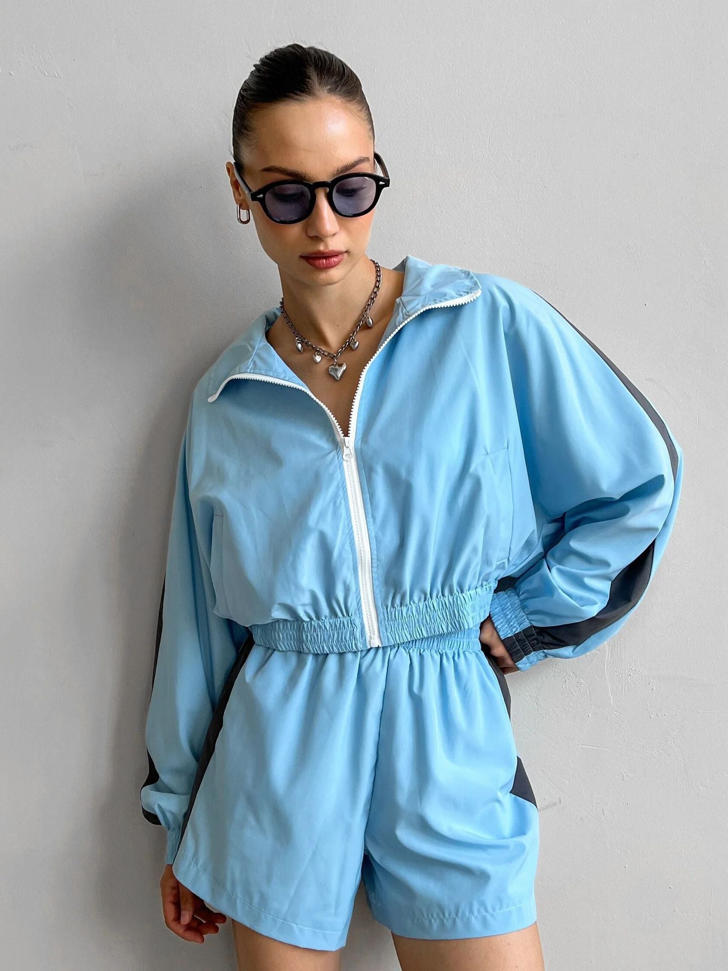 Damen Sportliche Kurzjacke und Shorts Set Eveloria wird zu:
Eveloria