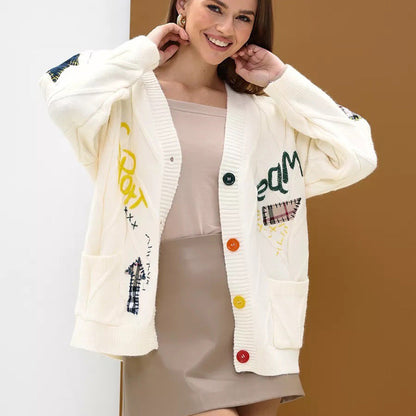 Damen Strickjacke Bunt Applikationen Taschen Eveloria