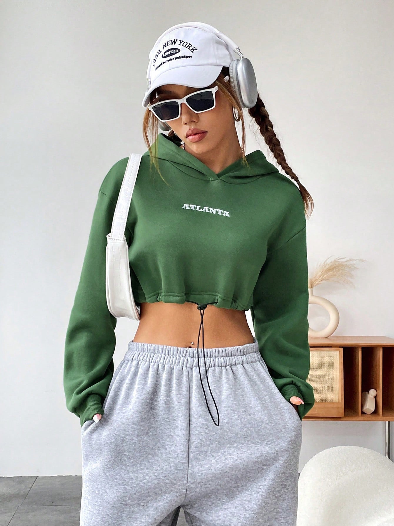 Damen Cropped Hoodie Gestickter Schriftzug Kordelzug Eveloria