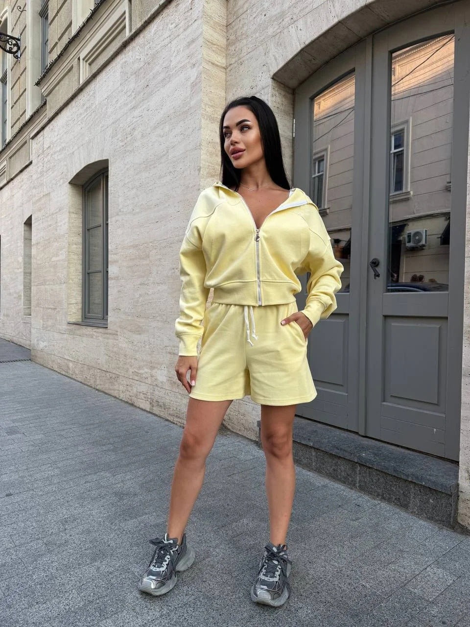 Damen Jogginganzug mit Hoodie und lockeren Shorts