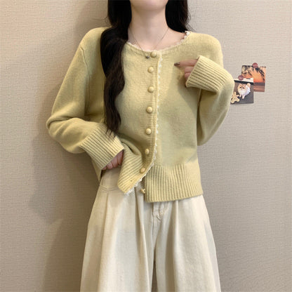 Damen Strickjacke Feine Knöpfe Spitzenkante Beige - Eveloria