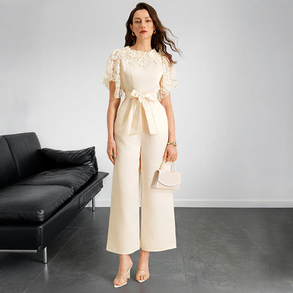 Damen Jumpsuit Spitzeneinsatz Bindegürtel Eveloria