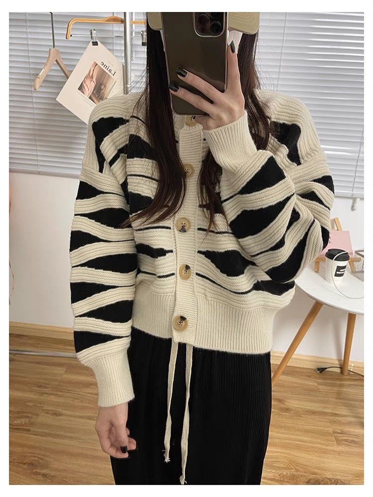 Damen Strickjacke Wellenmuster Große Holzknöpfe Beige