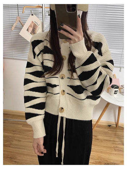 Damen Strickjacke Wellenmuster Große Holzknöpfe Beige
