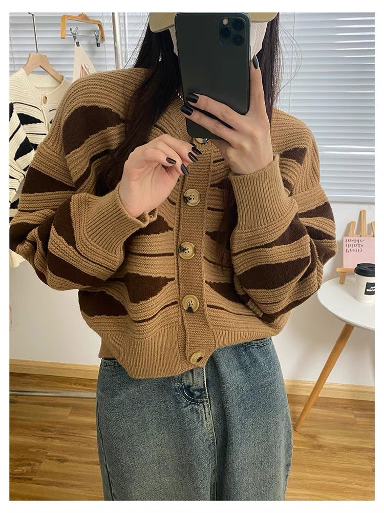 Damen Strickjacke Wellenmuster Große Holzknöpfe Beige