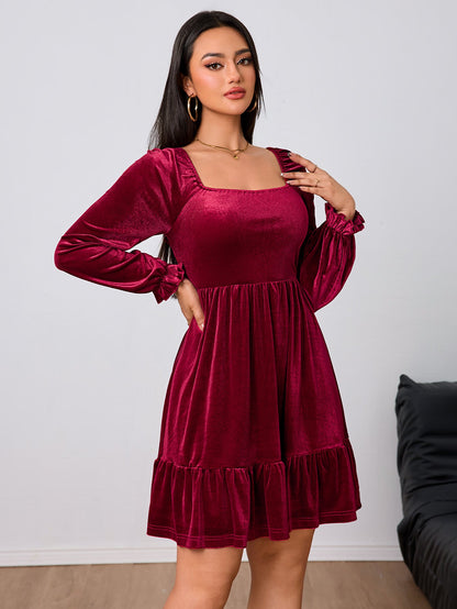 Damen Minikleid aus Samt mit Volant und Puffärmeln