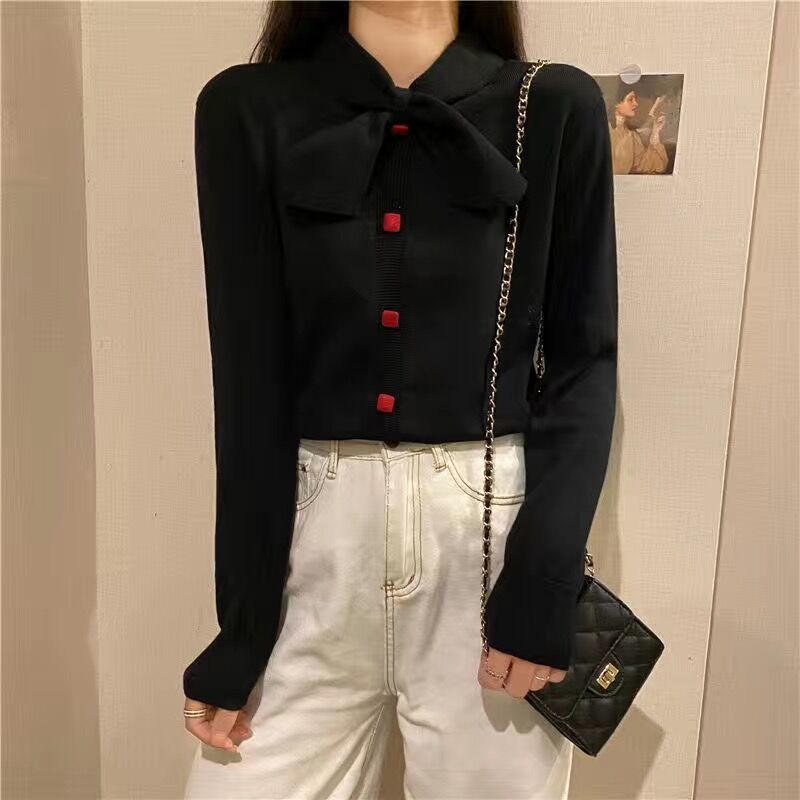 Damen Bluse mit Schleifenkragen und Knopfdetails