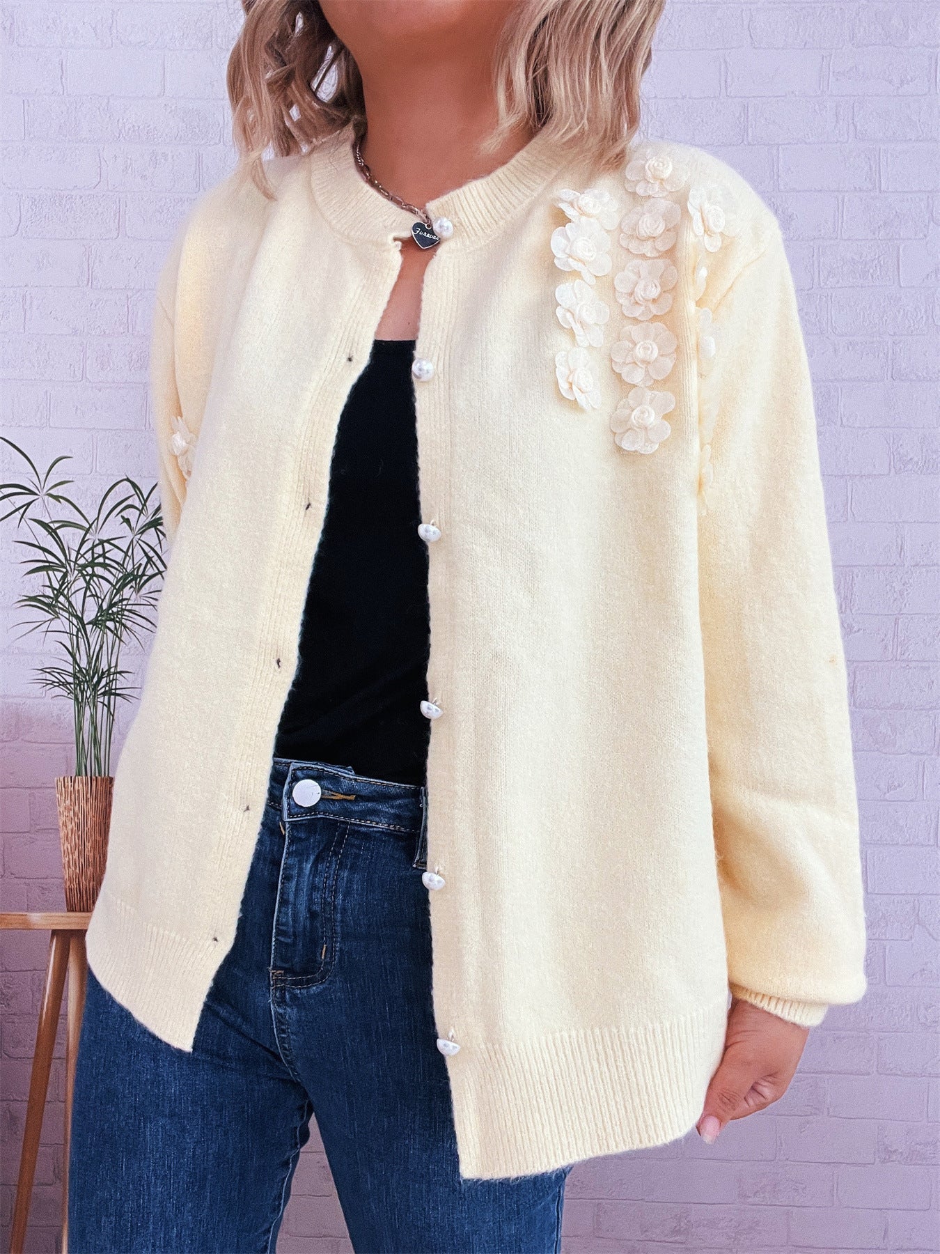 Damen Strickjacke Florale Applikationen Knöpfe Beige