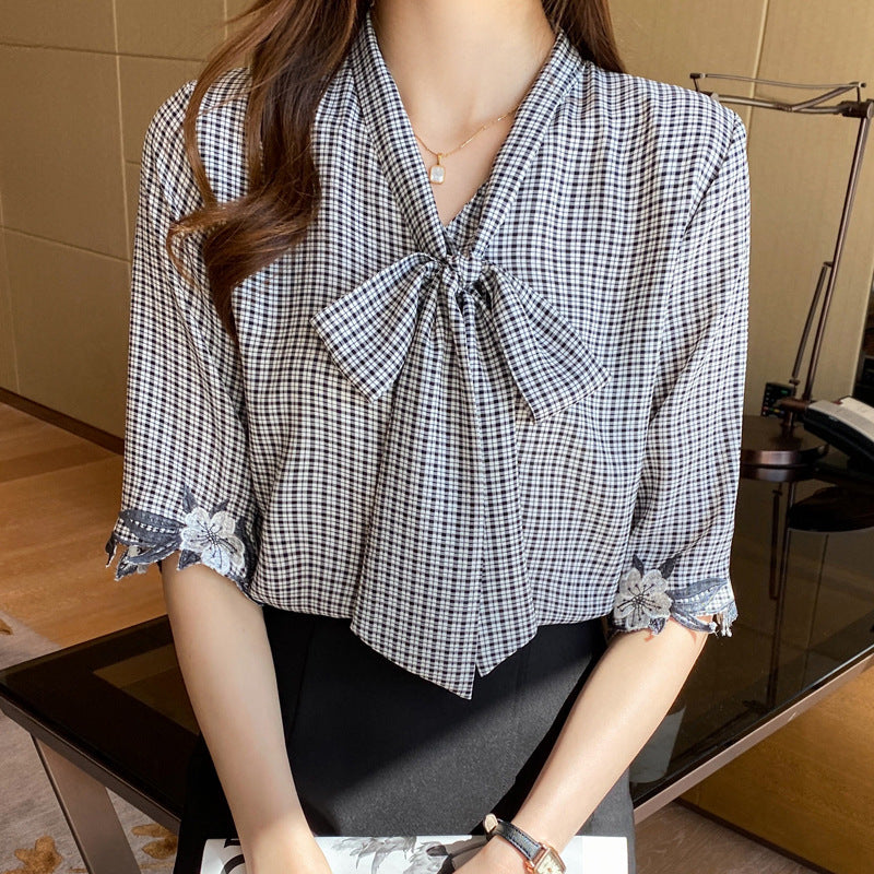 Damen Bluse mit Schleifenkragen und Spitzenbesatz Floralweiß