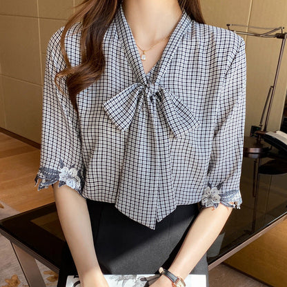 Damen Bluse mit Schleifenkragen und Spitzenbesatz Floralweiß