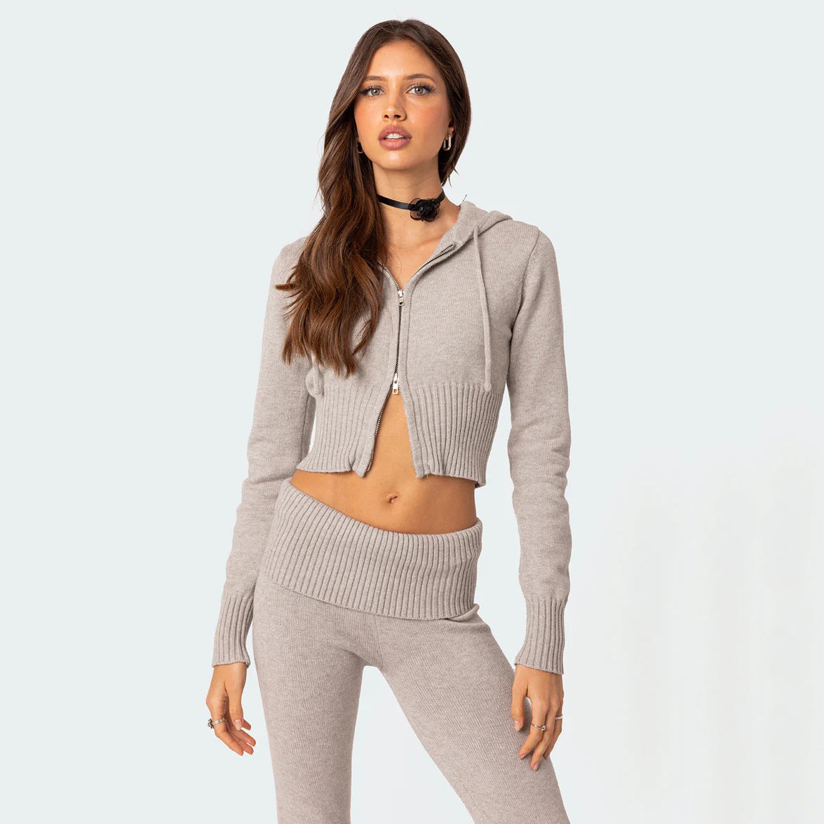 Damen Strickanzug mit Cropped Hoodie und weiten Hosen Eveloria