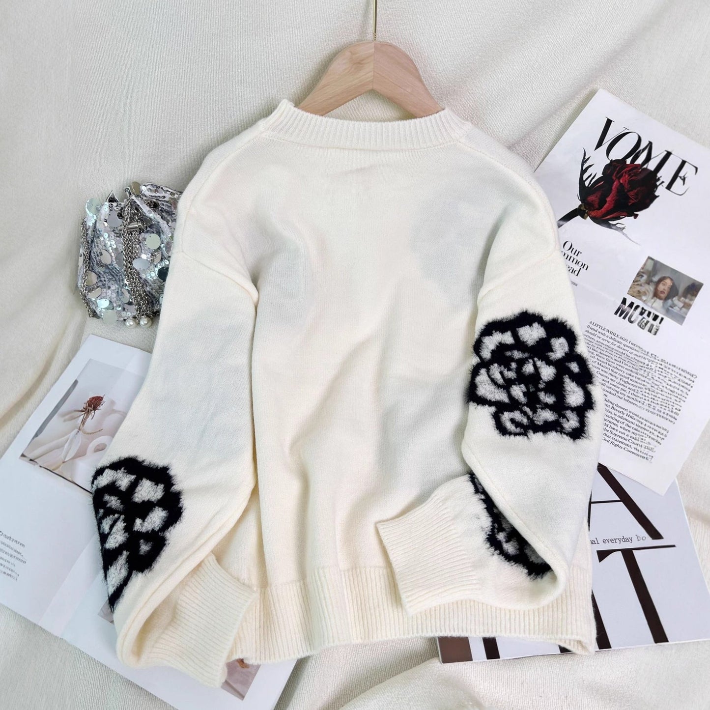 Damenpullover mit Blumenapplikationen und Perlenverzierungen
