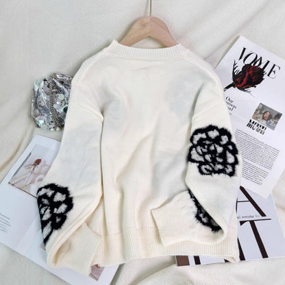 Damenpullover mit Blumenapplikationen und Perlenverzierungen