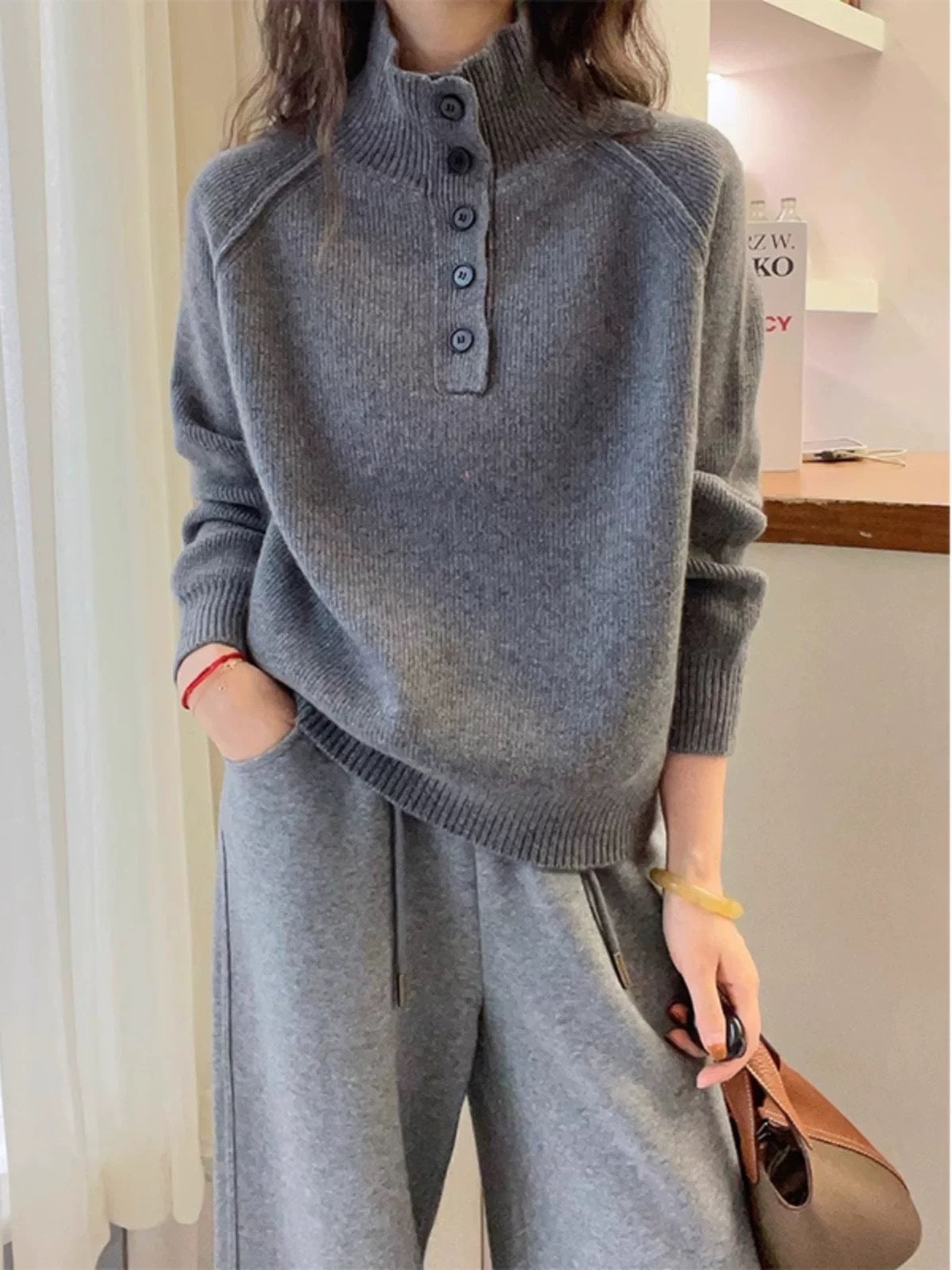 Damen Grobstrickpullover Hochkragen Dekorative Knöpfe Eveloria