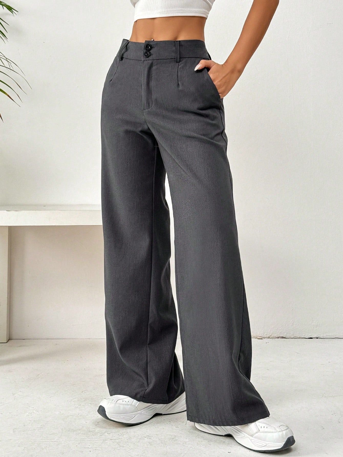 Damenweite Hose mit hohem Bund und Knöpfen